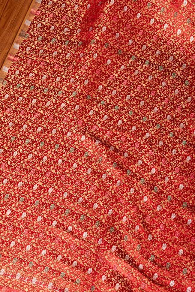 〔各色あり〕〔1m切り売り〕インドの伝統模様布　光沢感のあるブロケード生地　金糸〔約115cm〕 3 - インドならではの布ですね