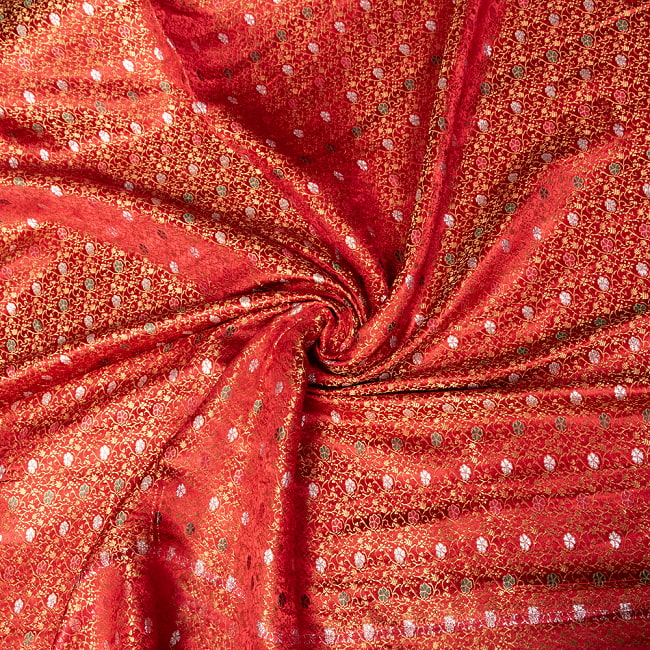 〔各色あり〕〔1m切り売り〕インドの伝統模様布　光沢感のあるブロケード生地　金糸〔約115cm〕 5 - 陰影があるとこのような感じになります