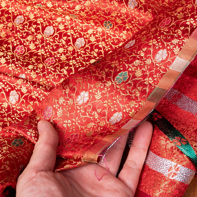 〔各色あり〕〔1m切り売り〕インドの伝統模様布　光沢感のあるブロケード生地　金糸〔約115cm〕 6 - 生地の拡大写真です