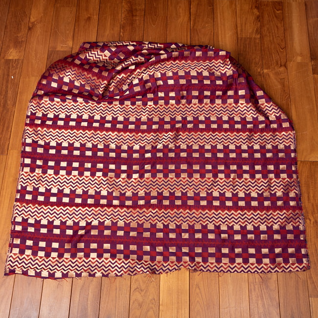 〔1m切り売り〕インドの伝統模様布　光沢感のあるブロケード生地　金糸〔約126cm〕紫×赤×金系 2 - 全体を広げてみたところです。1mの長さごとにご購入いただけます。