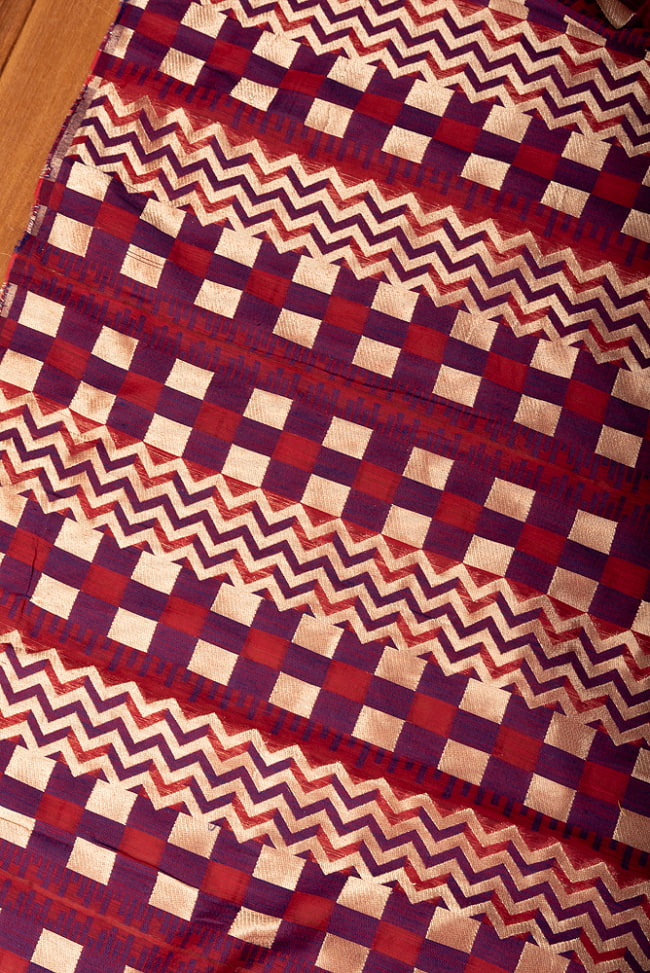 〔1m切り売り〕インドの伝統模様布　光沢感のあるブロケード生地　金糸〔約126cm〕紫×赤×金系 3 - インドならではの布ですね