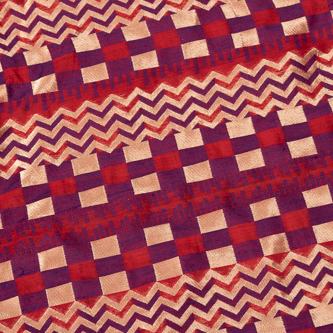 〔1m切り売り〕インドの伝統模様布　光沢感のあるブロケード生地　金糸〔約126cm〕紫×赤×金系 4 - 生地の拡大写真です