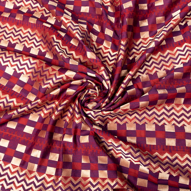 〔1m切り売り〕インドの伝統模様布　光沢感のあるブロケード生地　金糸〔約126cm〕紫×赤×金系 5 - 陰影があるとこのような感じになります