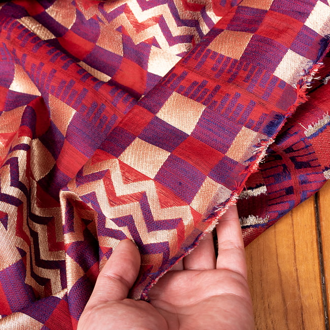 〔1m切り売り〕インドの伝統模様布　光沢感のあるブロケード生地　金糸〔約126cm〕紫×赤×金系 6 - 生地の拡大写真です