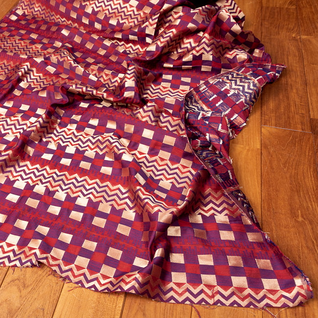 〔1m切り売り〕インドの伝統模様布　光沢感のあるブロケード生地　金糸〔約126cm〕紫×赤×金系の写真1枚目です。とても雰囲気のある、インドからやって来た切り売りの生地です。キラキラ布,豪華な布,切り売り　テーブルクロス　おしゃれ,計り売り布,布 生地,アジア布,手芸,生地,アジアン,ファブリック,テーブルクロス,ソファーカバー