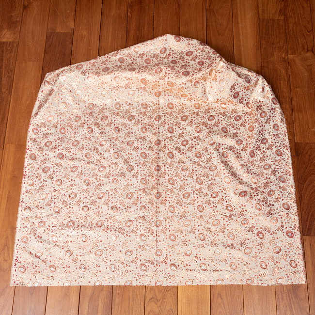 〔1m切り売り〕インドの伝統模様布〔約109cm〕クリーム×赤×金系 2 - 全体を広げてみたところです。1mの長さごとにご購入いただけます。