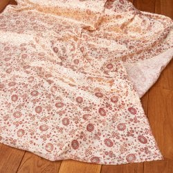 〔1m単位切り売り〕インドの伝統模様布〔約109cm〕クリーム×赤×金系