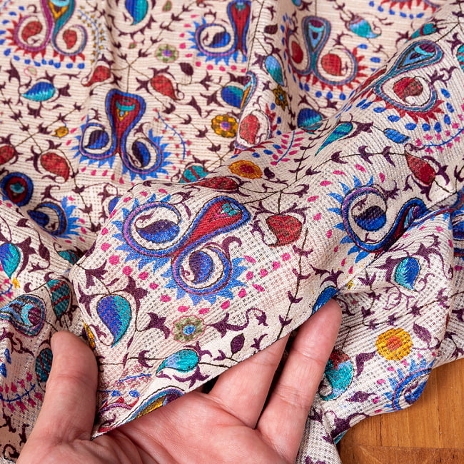 〔1m切り売り〕タッサーシルク風　インドのかわいい更紗と動物模様布〔約109cm〕 6 - 生地の拡大写真です