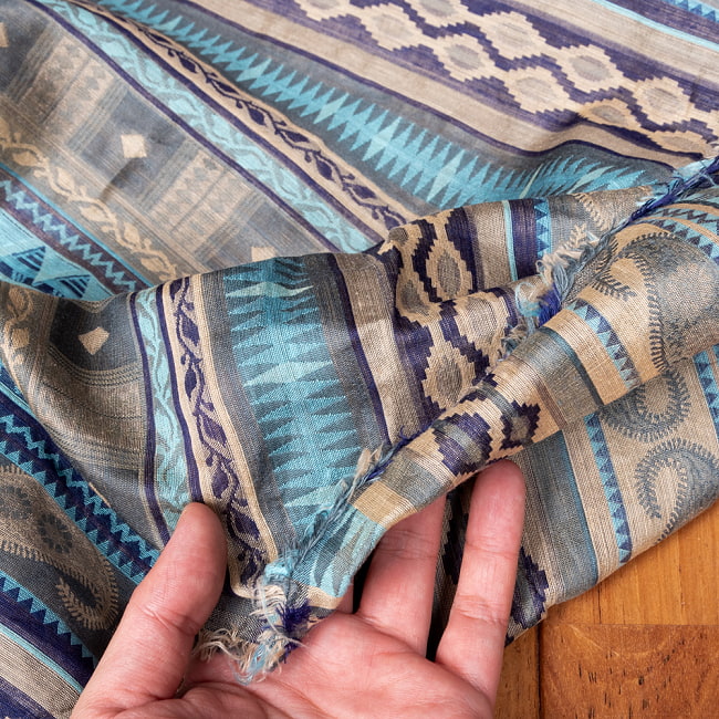 〔1m切り売り〕インドの伝統模様布〔約127cm〕 6 - 生地の拡大写真です