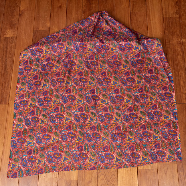 〔1m切り売り〕インドの伝統模様布　サイケデリック〔約108cm〕 2 - 全体を広げてみたところです。1mの長さごとにご購入いただけます。