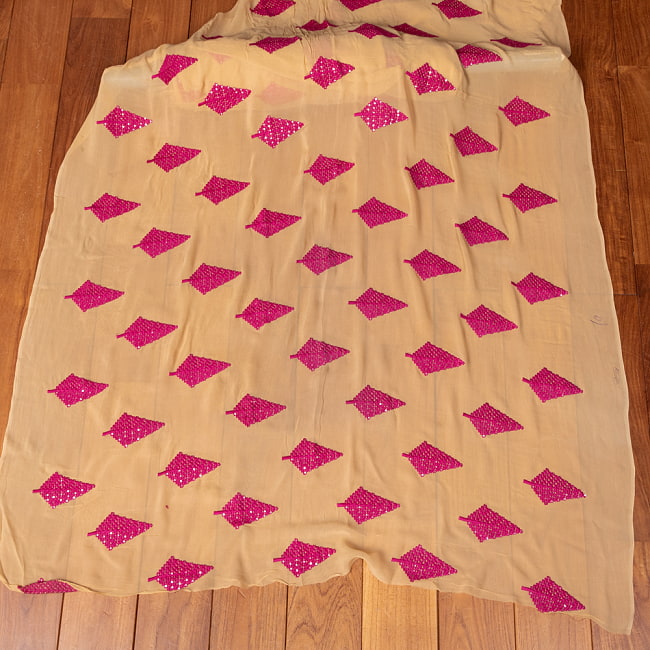 〔1m切り売り〕インドのスパンコール刺繍付き　シフォン生地布〔約106cm〕ベージュ系 2 - 全体を広げてみたところです。1mの長さごとにご購入いただけます。