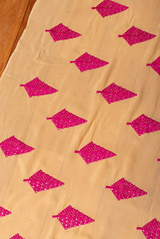 〔1m切り売り〕インドのスパンコール刺繍付き　シフォン生地布〔約106cm〕ベージュ系 3 - インドならではの布ですね