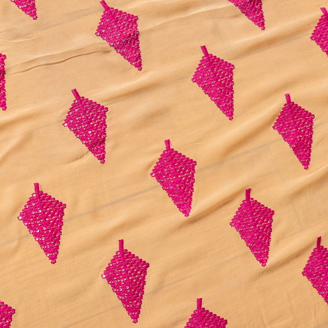 〔1m切り売り〕インドのスパンコール刺繍付き　シフォン生地布〔約106cm〕ベージュ系 4 - 生地の拡大写真です
