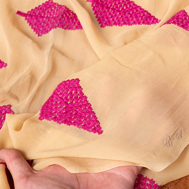 〔1m切り売り〕インドのスパンコール刺繍付き　シフォン生地布〔約106cm〕ベージュ系 6 - 生地の拡大写真です