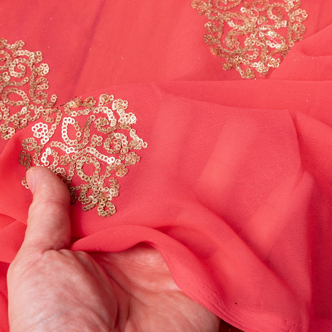 〔1m切り売り〕インドのスパンコール刺繍付き　シフォン生地布〔約107cm〕ピンク系 6 - 生地の拡大写真です