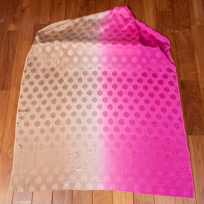 〔1m切り売り〕インドの伝統模様布〔約111cm〕ベージュ×ピンク系 2 - 全体を広げてみたところです。1mの長さごとにご購入いただけます。