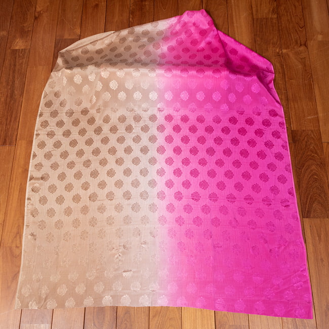 〔1m単位切り売り〕インドの伝統模様布〔約111cm〕ベージュ×ピンク系 2 - 全体を広げてみたところです。1mの長さごとにご購入いただけます。