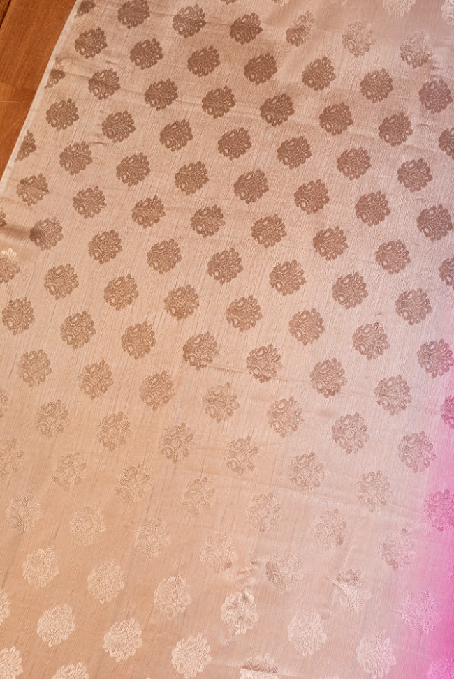 〔1m切り売り〕インドの伝統模様布〔約111cm〕ベージュ×ピンク系 3 - インドならではの布ですね