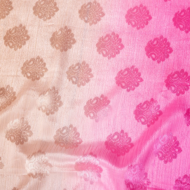 〔1m切り売り〕インドの伝統模様布〔約111cm〕ベージュ×ピンク系 4 - 生地の拡大写真です