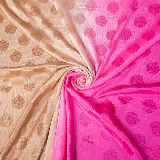 〔1m切り売り〕インドの伝統模様布〔約111cm〕ベージュ×ピンク系 5 - 陰影があるとこのような感じになります