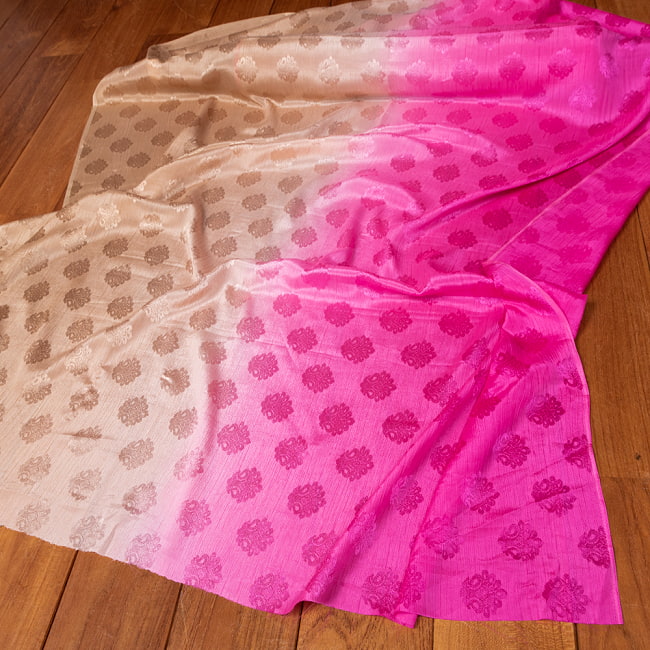〔1m切り売り〕インドの伝統模様布〔約111cm〕ベージュ×ピンク系の写真