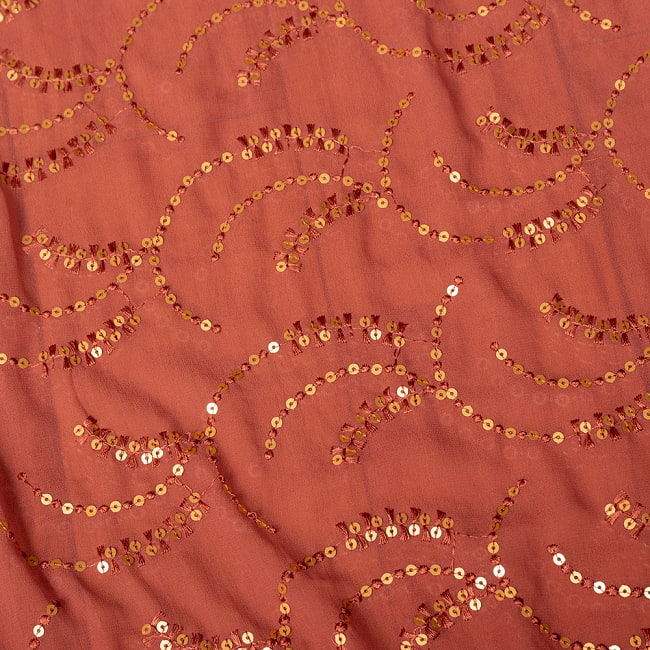 〔各色あり〕〔1m切り売り〕インドのスパンコール刺繍付き　シフォン生地布〔約109cm〕 4 - 生地の拡大写真です