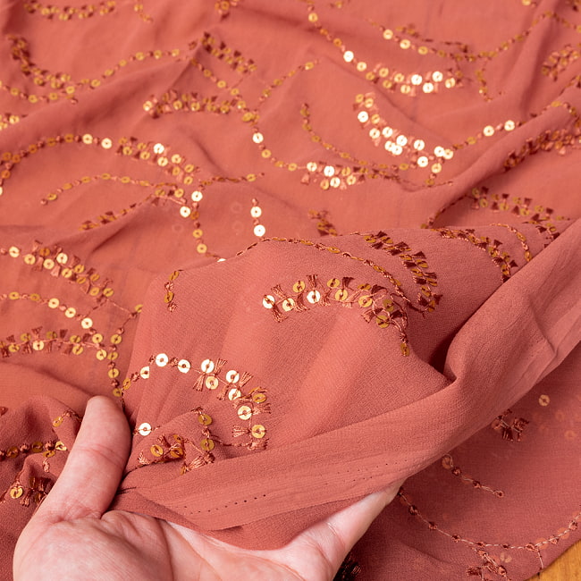 〔各色あり〕〔1m切り売り〕インドのスパンコール刺繍付き　シフォン生地布〔約109cm〕 6 - 生地の拡大写真です