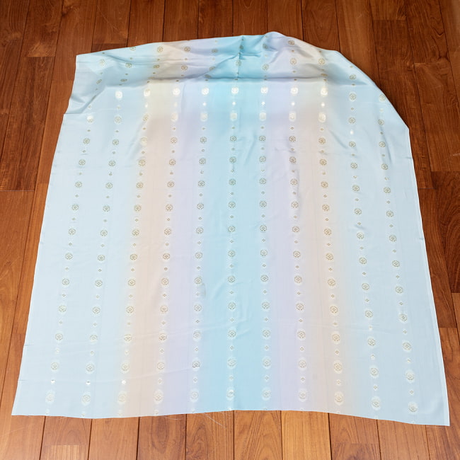〔1m切り売り〕インドの伝統模様布〔約111cm〕水色系 2 - 全体を広げてみたところです。1mの長さごとにご購入いただけます。
