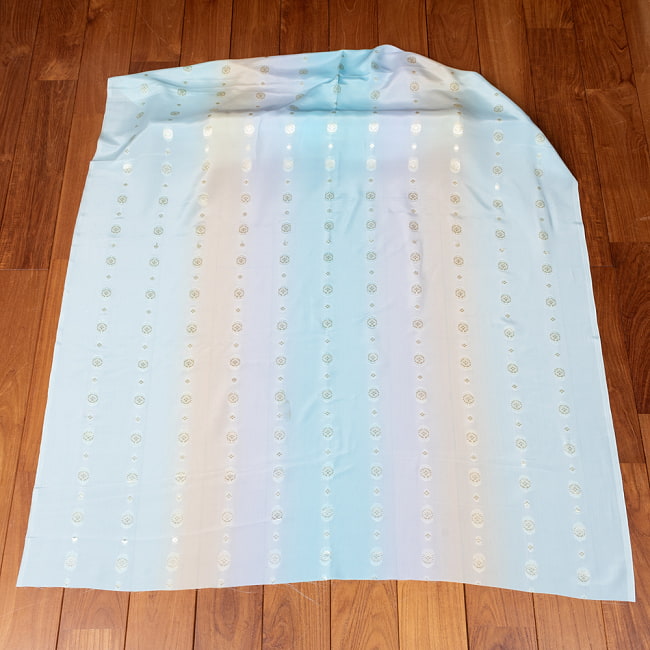 〔1m単位切り売り〕インドの伝統模様布〔約111cm〕水色系 2 - 全体を広げてみたところです。1mの長さごとにご購入いただけます。