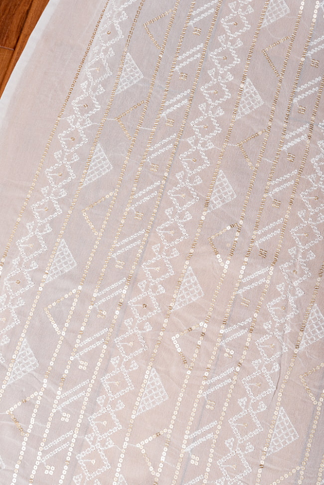 〔1m切り売り〕インドのスパンコール刺繍付き　シフォン生地布〔約109cm〕ホワイト系 3 - インドならではの布ですね