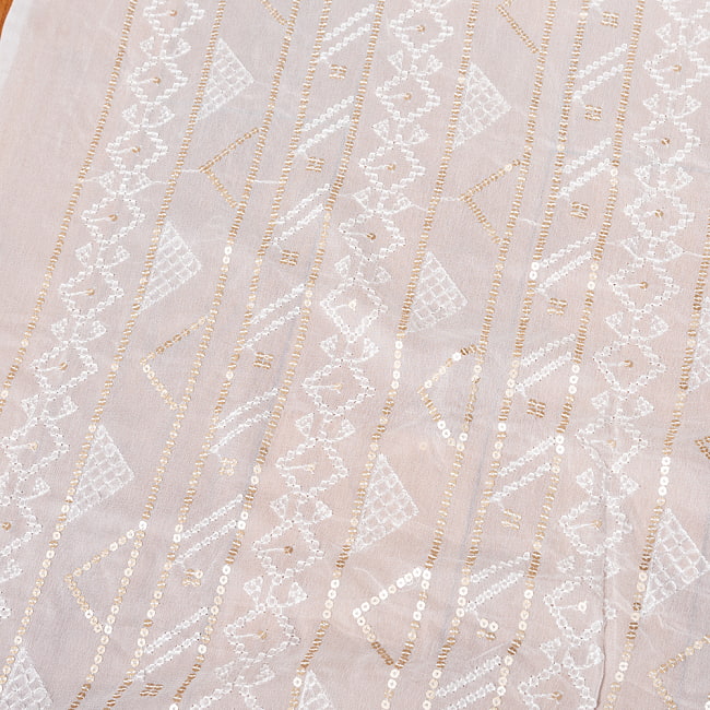 〔1m切り売り〕インドのスパンコール刺繍付き　シフォン生地布〔約109cm〕ホワイト系 4 - 生地の拡大写真です