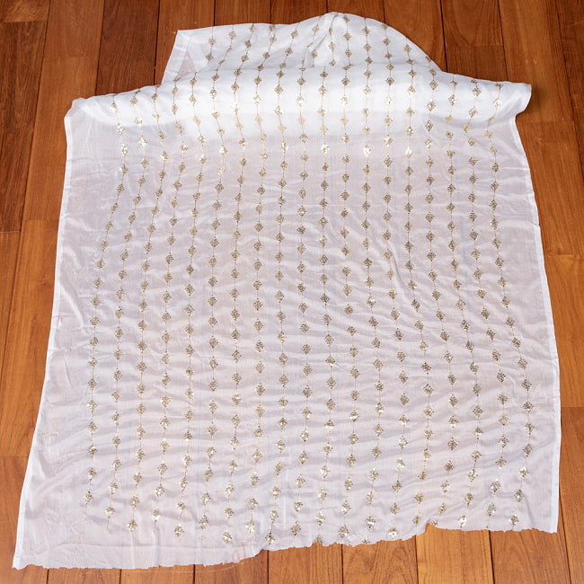〔1m単位切り売り〕インドのスパンコール刺繍付き シフォン生地布〔約92cm〕ホワイト系 2 - 全体を広げてみたところです。1mの長さごとにご購入いただけます。