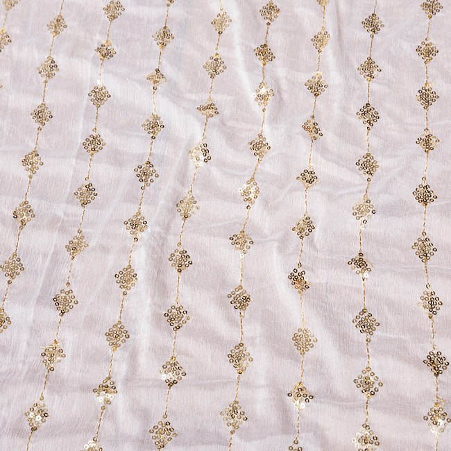 〔1m切り売り〕インドのスパンコール刺繍付き　シフォン生地布〔約92cm〕ホワイト系 4 - 生地の拡大写真です