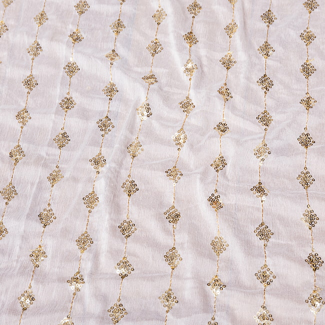 〔1m単位切り売り〕インドのスパンコール刺繍付き シフォン生地布〔約92cm〕ホワイト系 4 - 生地の拡大写真です