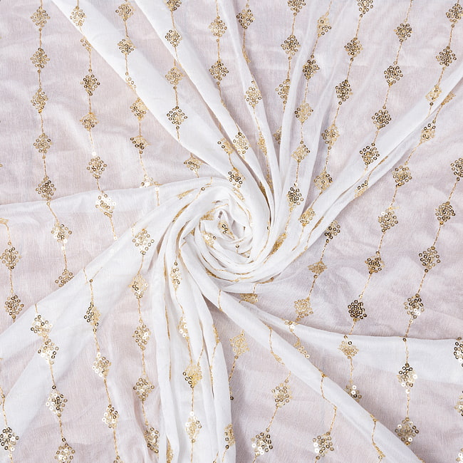 〔1m切り売り〕インドのスパンコール刺繍付き　シフォン生地布〔約92cm〕ホワイト系 5 - 陰影があるとこのような感じになります