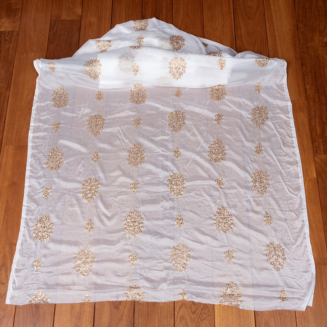 〔1m切り売り〕インドのスパンコール刺繍付き　シフォン生地布〔約94cm〕ホワイト系 2 - 全体を広げてみたところです。1mの長さごとにご購入いただけます。