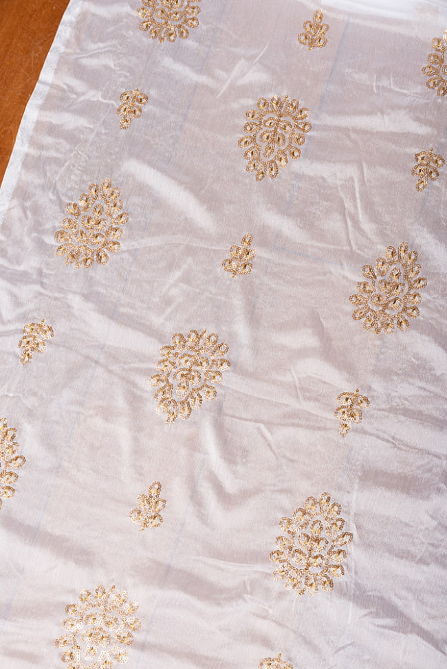〔1m切り売り〕インドのスパンコール刺繍付き　シフォン生地布〔約94cm〕ホワイト系 3 - インドならではの布ですね
