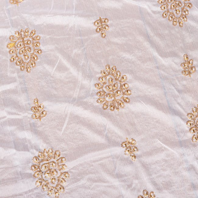 〔1m切り売り〕インドのスパンコール刺繍付き　シフォン生地布〔約94cm〕ホワイト系 4 - 生地の拡大写真です