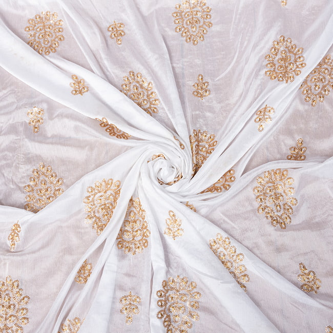 〔1m切り売り〕インドのスパンコール刺繍付き　シフォン生地布〔約94cm〕ホワイト系 5 - 陰影があるとこのような感じになります