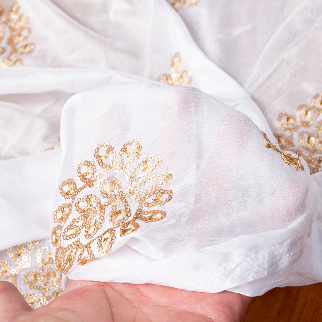 〔1m単位切り売り〕インドのスパンコール刺繍付き　シフォン生地布〔約94cm〕ホワイト系 6 - 生地の拡大写真です
