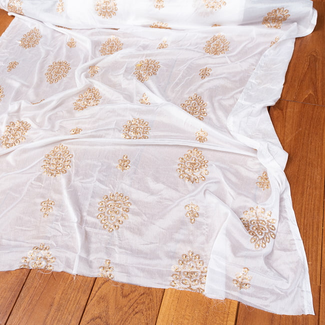 〔1m切り売り〕インドのスパンコール刺繍付き　シフォン生地布〔約94cm〕ホワイト系の写真1枚目です。とても雰囲気のある、インドからやって来た切り売りの生地です。シースルー,レース,手芸 メッシュ,切り売り,計り売り布,アジア布,ファブリック,テーブルクロス,ソファーカバー