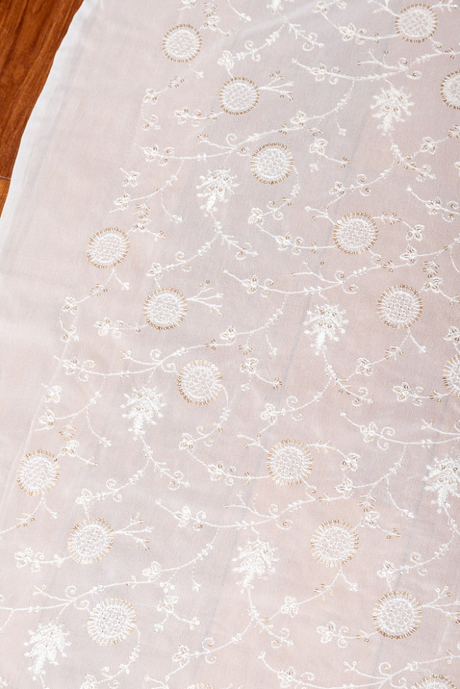 〔1m切り売り〕インドのスパンコール刺繍付き　シフォン生地布〔約106cm〕ホワイト系 3 - インドならではの布ですね