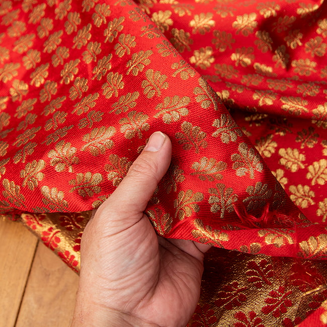 〔1m切り売り〕インドの伝統模様布 〔幅約126cm〕 6 - 適度にハリがあります。