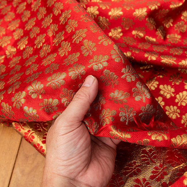 〔1m単位切り売り〕インドの伝統模様布 〔幅約126cm〕 6 - 適度にハリがあります。