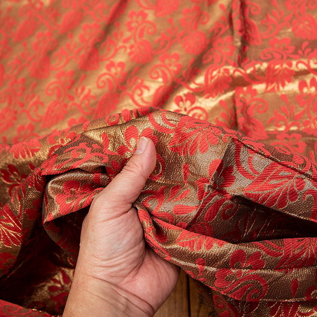 〔1m切り売り〕インドの伝統模様布 〔幅約120cm〕 5 - ハリがありつつも柔らかめの生地感です。