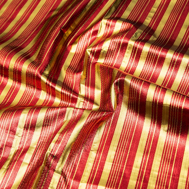 〔1m切り売り〕インドの伝統模様布 〔幅約102cm〕 3 - 照りツヤのある生地です。
