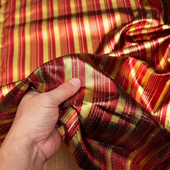 〔1m切り売り〕インドの伝統模様布 〔幅約102cm〕 6 - ハリがあり軽めの生地感です。