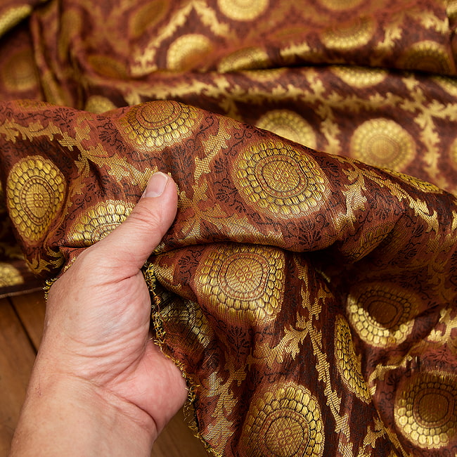 〔1m切り売り〕インドの伝統模様布 〔幅約110cm〕 5 - 適度なハリがあります。