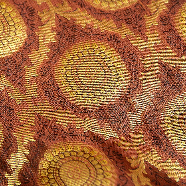 〔1m切り売り〕インドの伝統模様布 〔幅約110cm〕 6 - 拡大してみてみました。