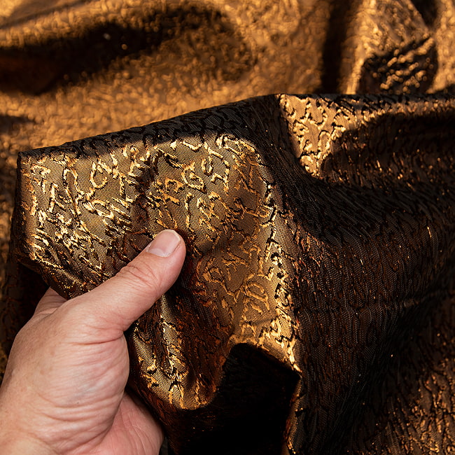 〔1m切り売り〕インドの伝統模様布 〔幅約110cm〕 9 - 軽めの生地感です。